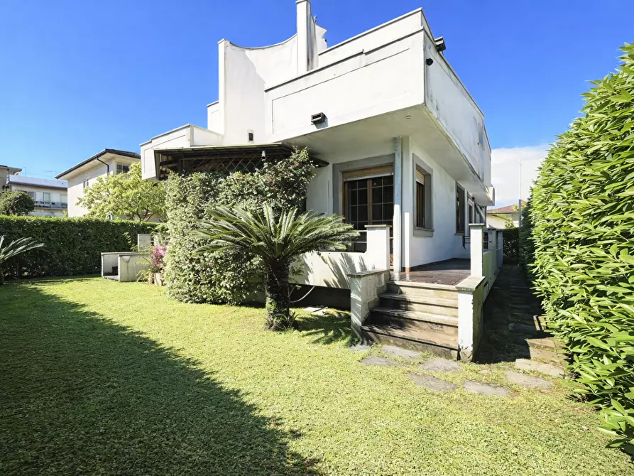 Immagine 1 di Villa in vendita  a Massa