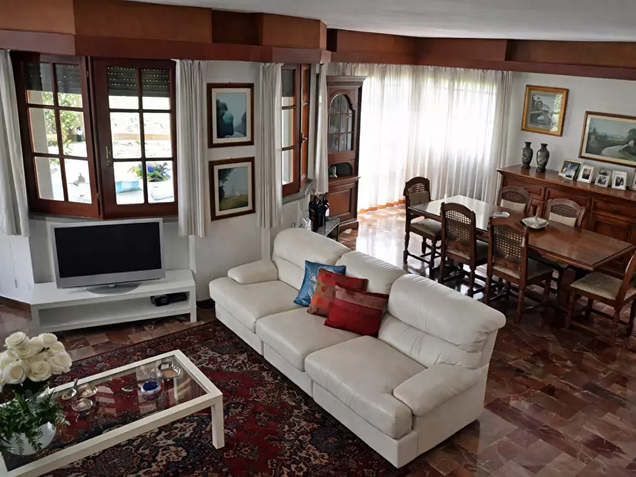 Immagine 16 di Villa in vendita  a Massa