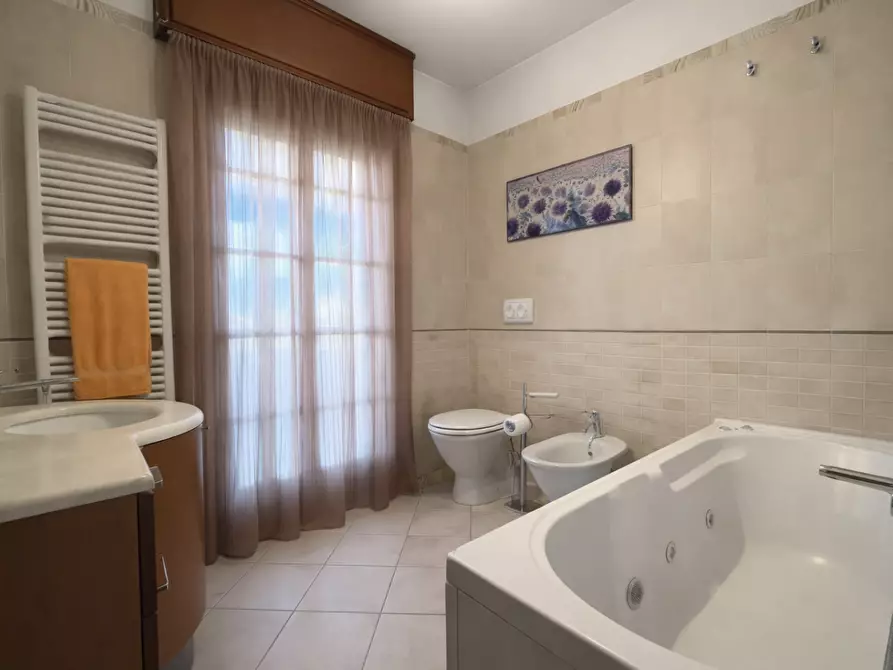 Immagine 36 di Villa in vendita  a Massa