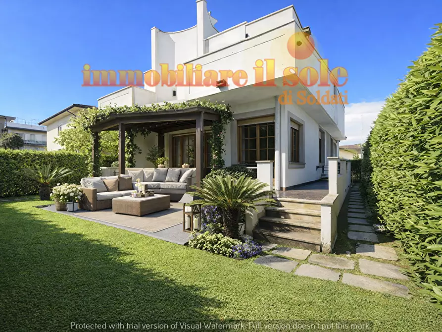 Immagine 2 di Villa in vendita  a Massa