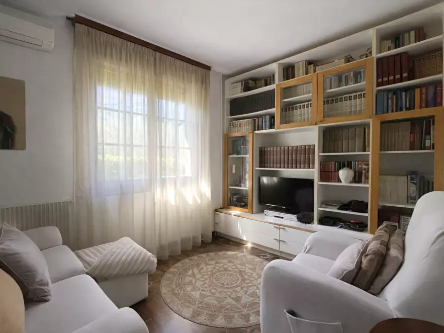 Immagine 38 di Villa in vendita  a Massa