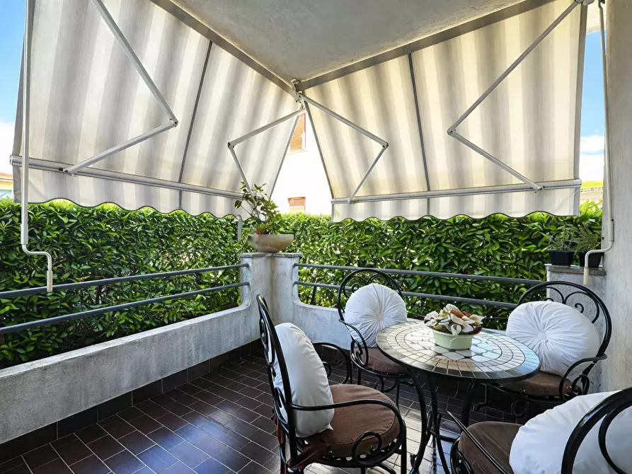 Immagine 9 di Villa in vendita  a Massa