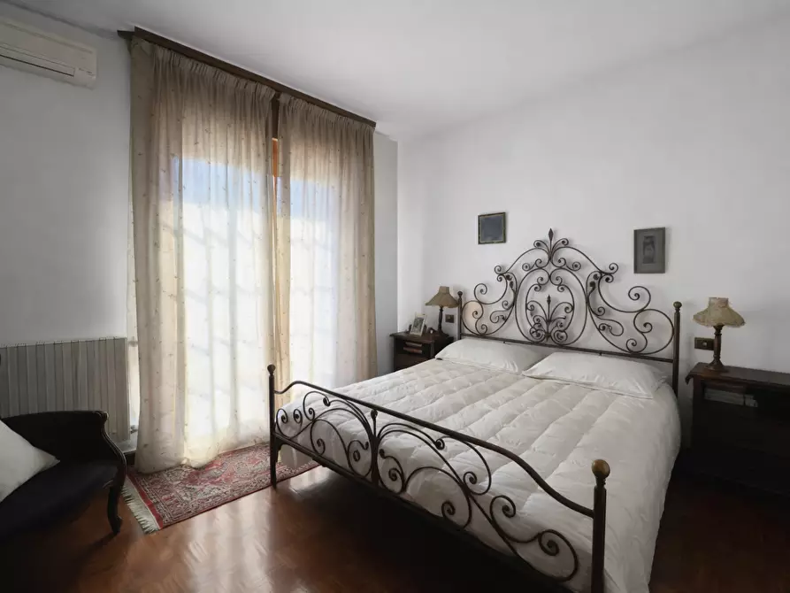 Immagine 37 di Villa in vendita  a Massa