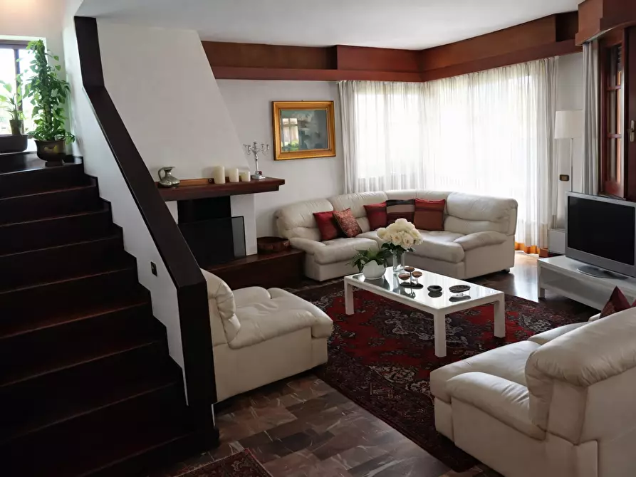 Immagine 17 di Villa in vendita  a Massa