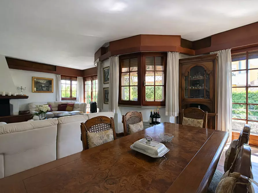 Immagine 18 di Villa in vendita  a Massa