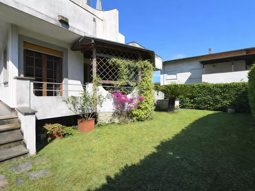 Immagine 7 di Villa in vendita  a Massa