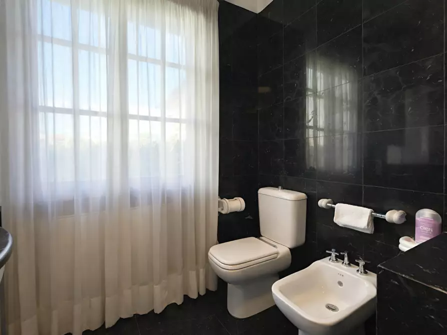 Immagine 26 di Villa in vendita  a Massa