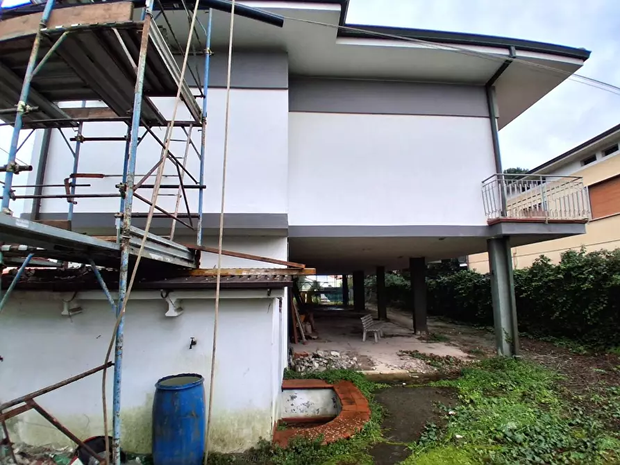 Immagine 23 di Villa in vendita  a Capannori