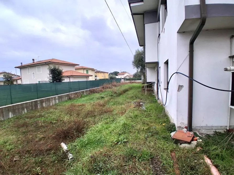 Immagine 22 di Villa in vendita  a Capannori