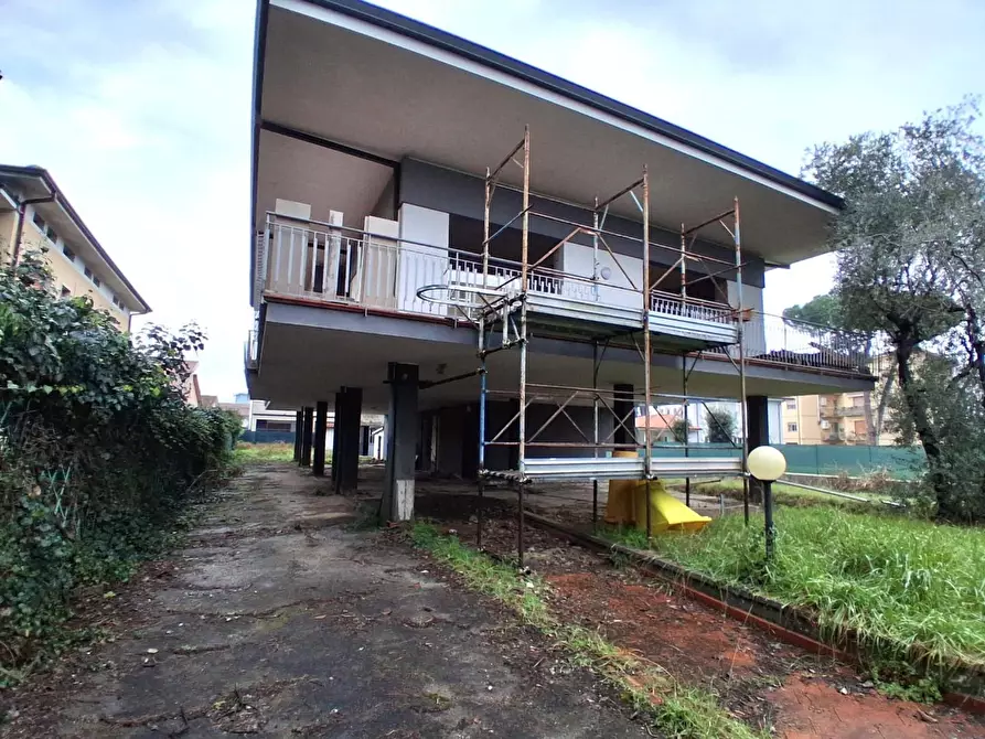 Immagine 10 di Villa in vendita  a Capannori