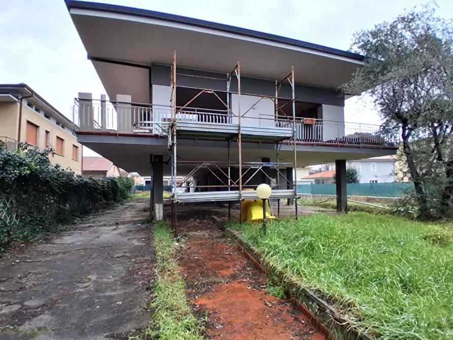 Immagine 24 di Villa in vendita  a Capannori