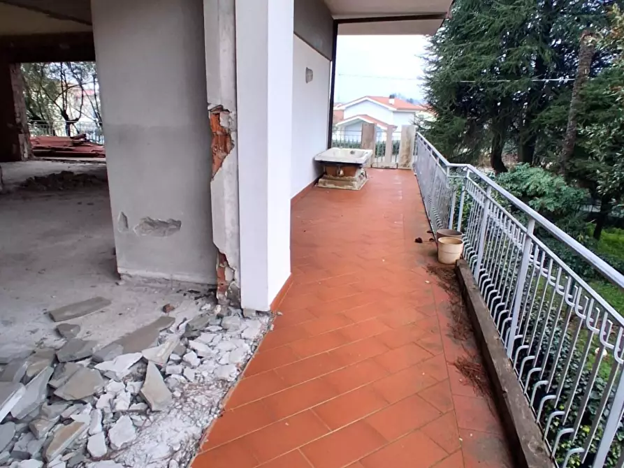 Immagine 11 di Villa in vendita  a Capannori