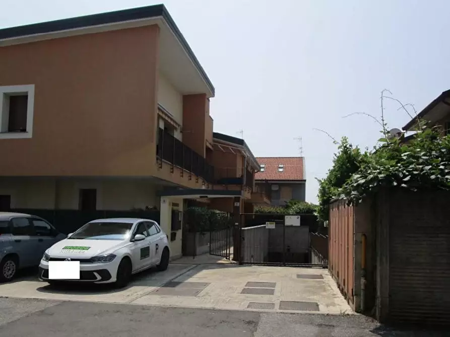 Immagine 2 di Garage in vendita  a Seregno