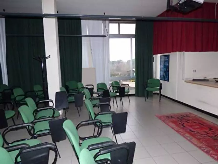 Immagine 7 di Ufficio in affitto  a Lucca