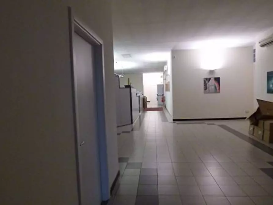 Immagine 13 di Ufficio in affitto  a Lucca