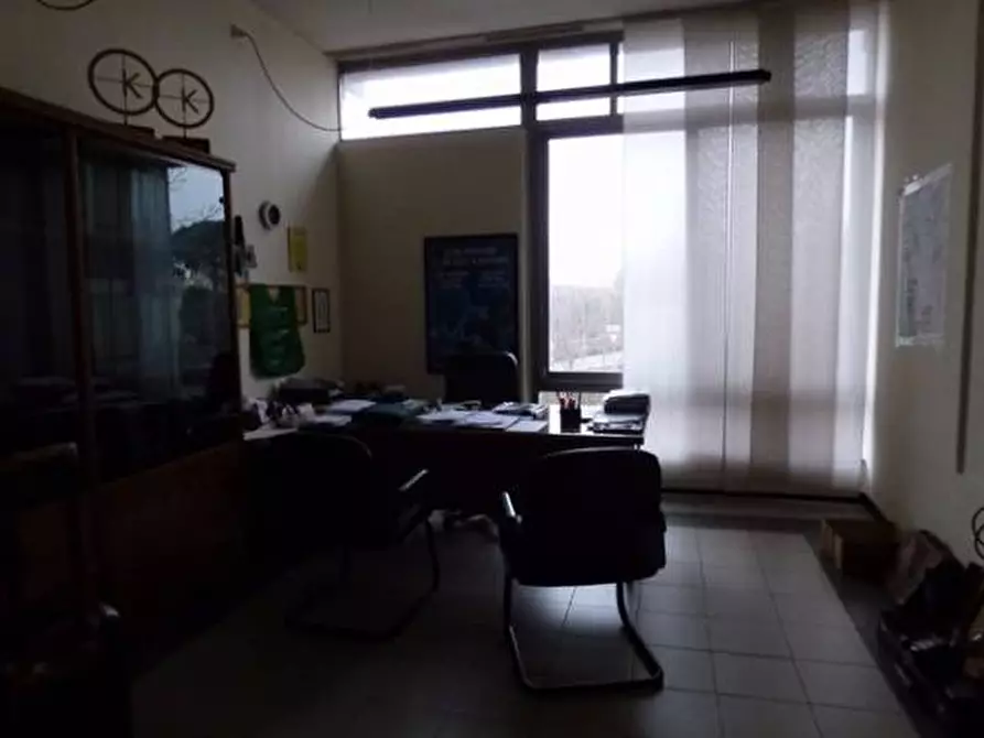 Immagine 14 di Ufficio in affitto  a Lucca