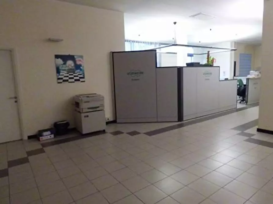 Immagine 1 di Ufficio in affitto  a Lucca