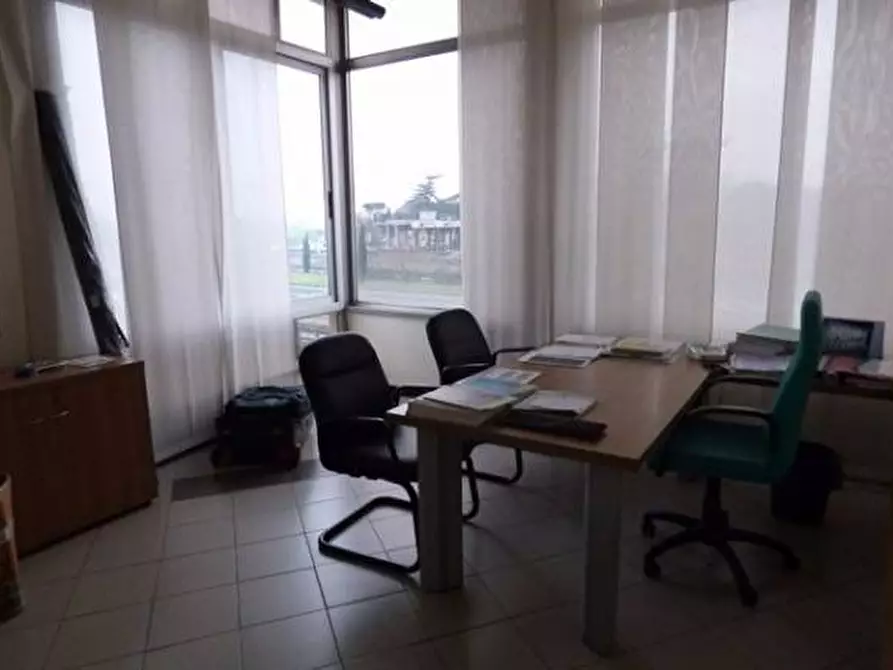 Immagine 11 di Ufficio in affitto  a Lucca