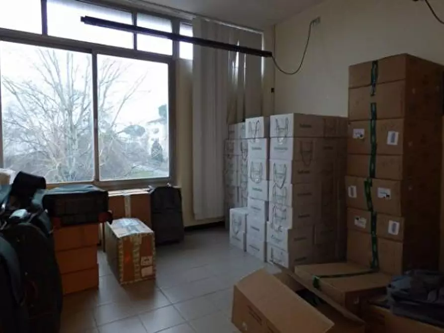 Immagine 3 di Ufficio in affitto  a Lucca