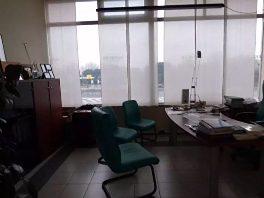 Immagine 10 di Ufficio in affitto  a Lucca