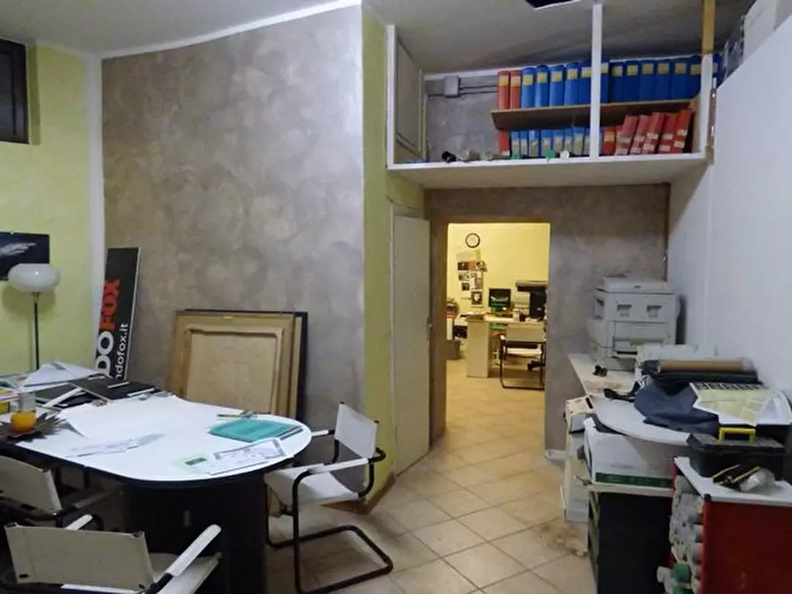 Immagine 2 di Ufficio in vendita  a Lucca