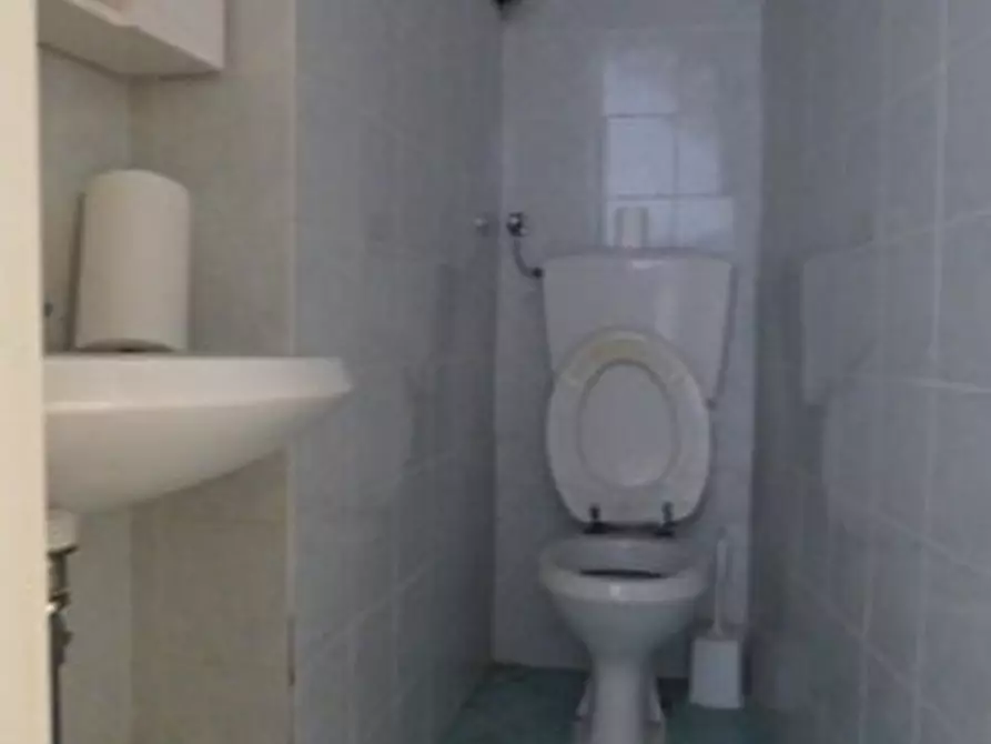 Immagine 11 di Ufficio in vendita  a Lucca