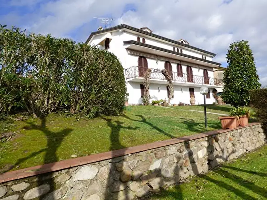 Immagine 46 di Villa in vendita  a Capannori