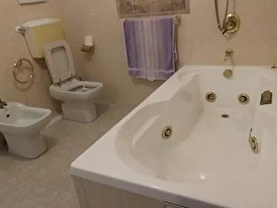 Immagine 5 di Villa in vendita  a Capannori