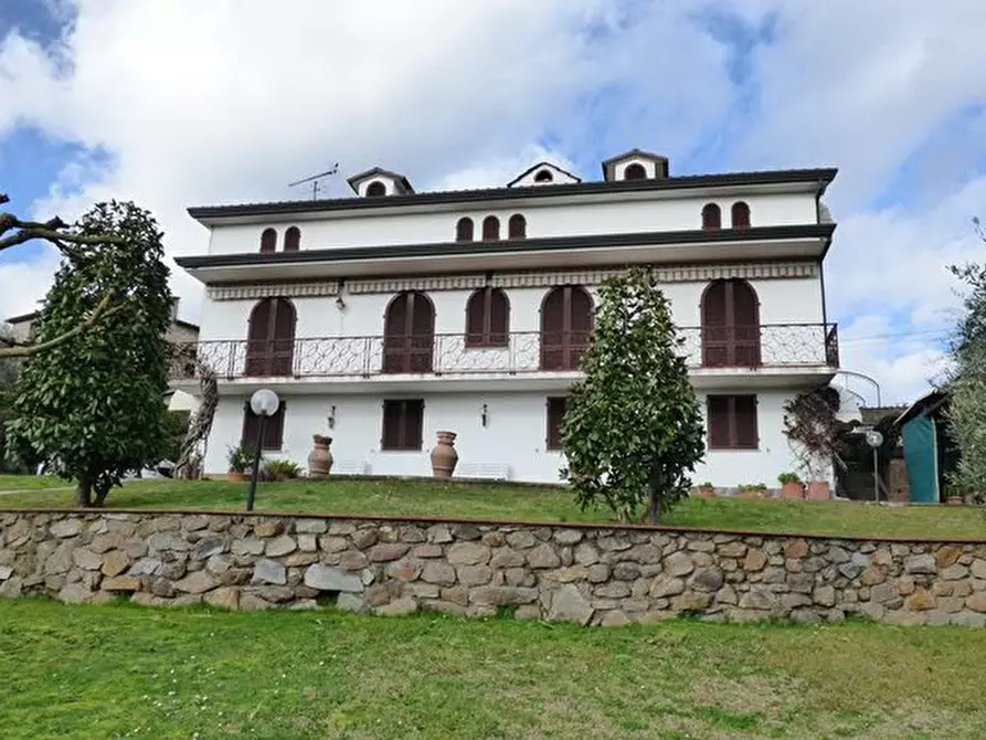 Immagine 48 di Villa in vendita  a Capannori