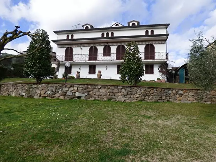 Immagine 49 di Villa in vendita  a Capannori