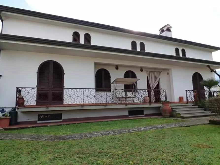 Immagine 42 di Villa in vendita  a Capannori