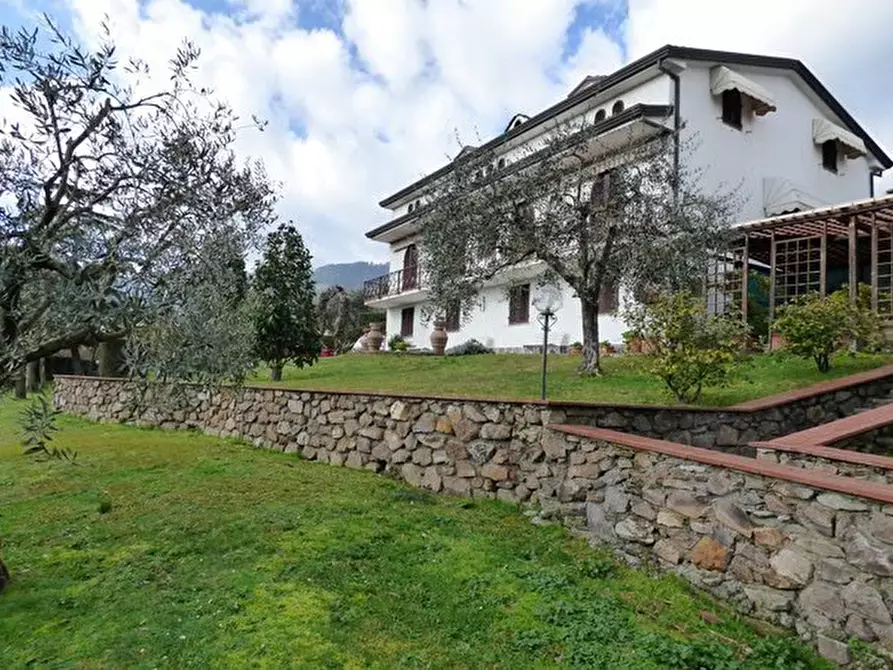 Immagine 47 di Villa in vendita  a Capannori