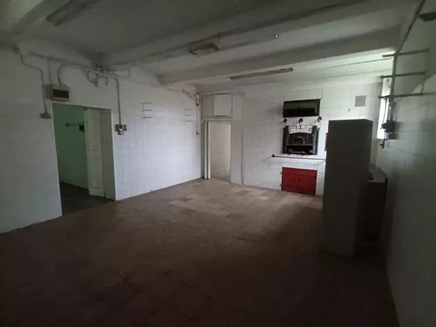 Immagine 5 di Locale commerciale in affitto  a Lucca