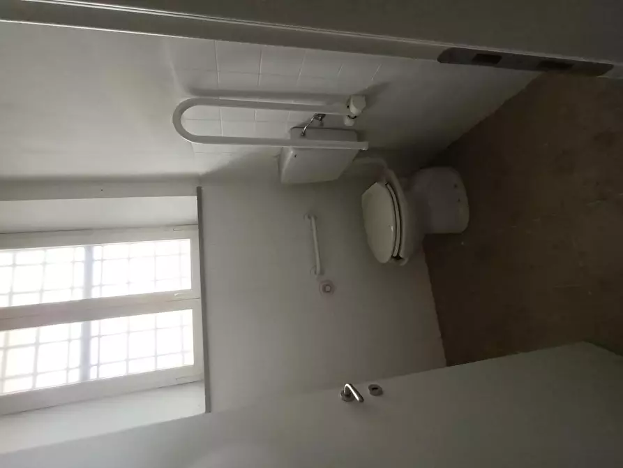 Immagine 8 di Locale commerciale in affitto  a Lucca