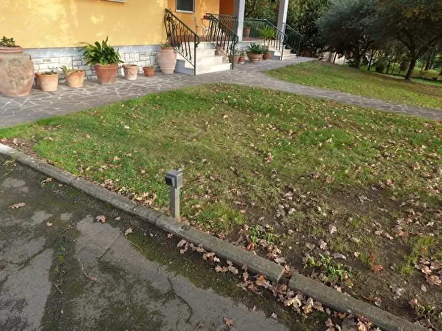 Immagine 1 di Villa in vendita  a Lucca
