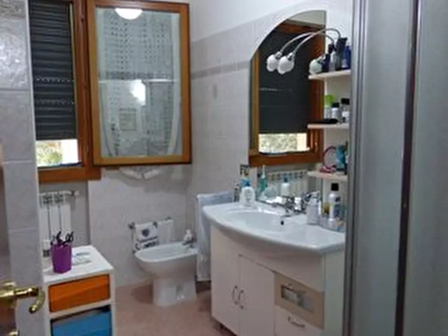 Immagine 5 di Villa in vendita  a Lucca