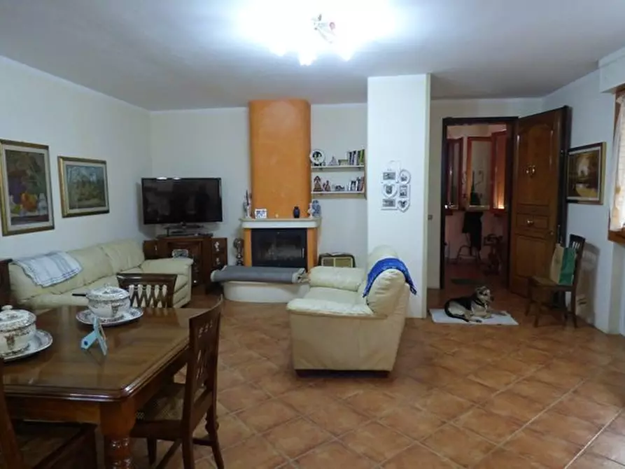 Immagine 2 di Villa in vendita  a Lucca