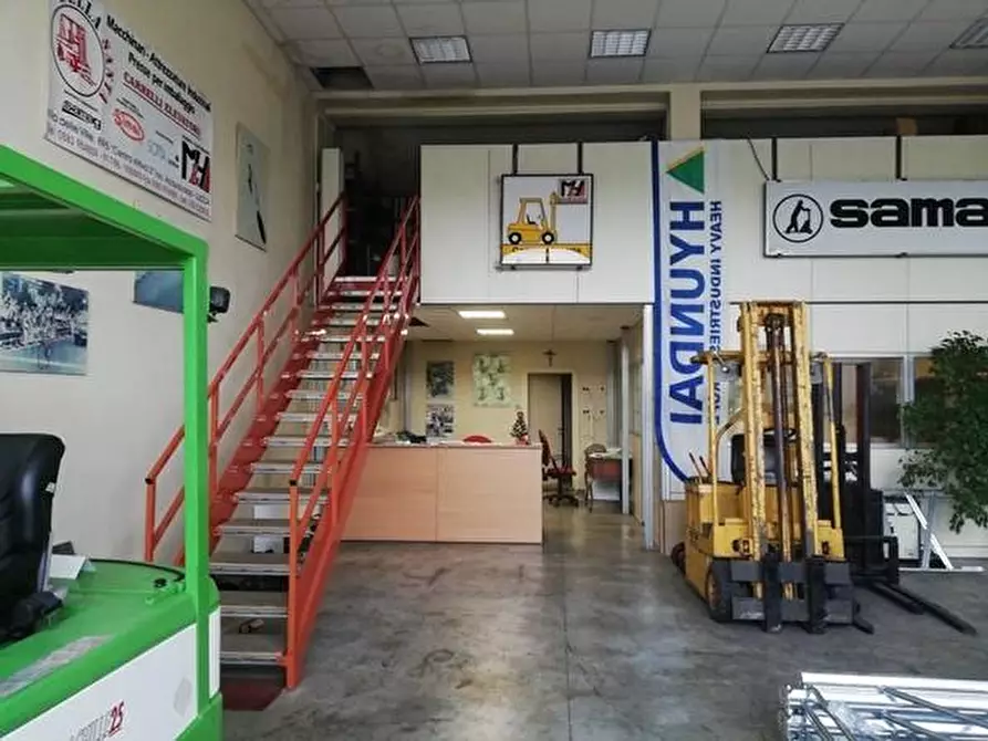 Immagine 5 di Locale commerciale in vendita  a Lucca