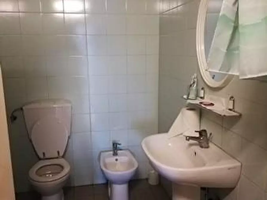 Immagine 6 di Locale commerciale in vendita  a Lucca