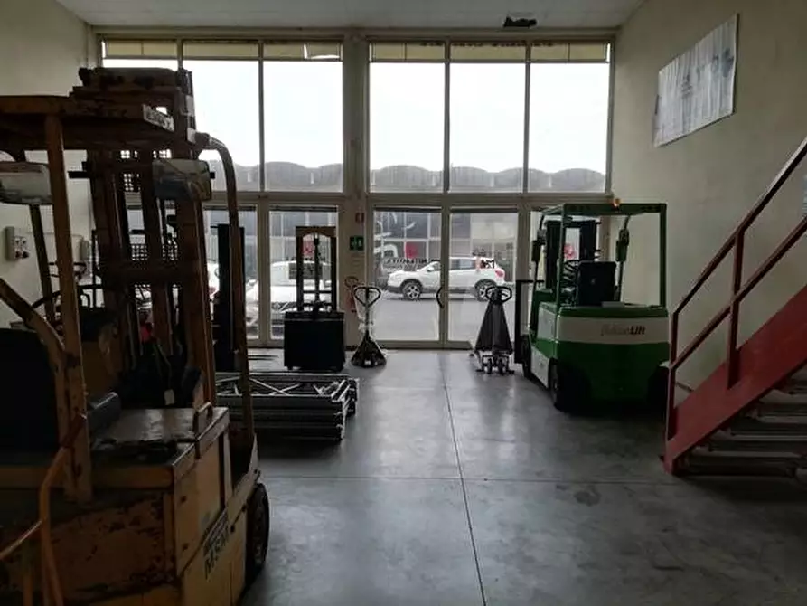 Immagine 2 di Locale commerciale in vendita  a Lucca