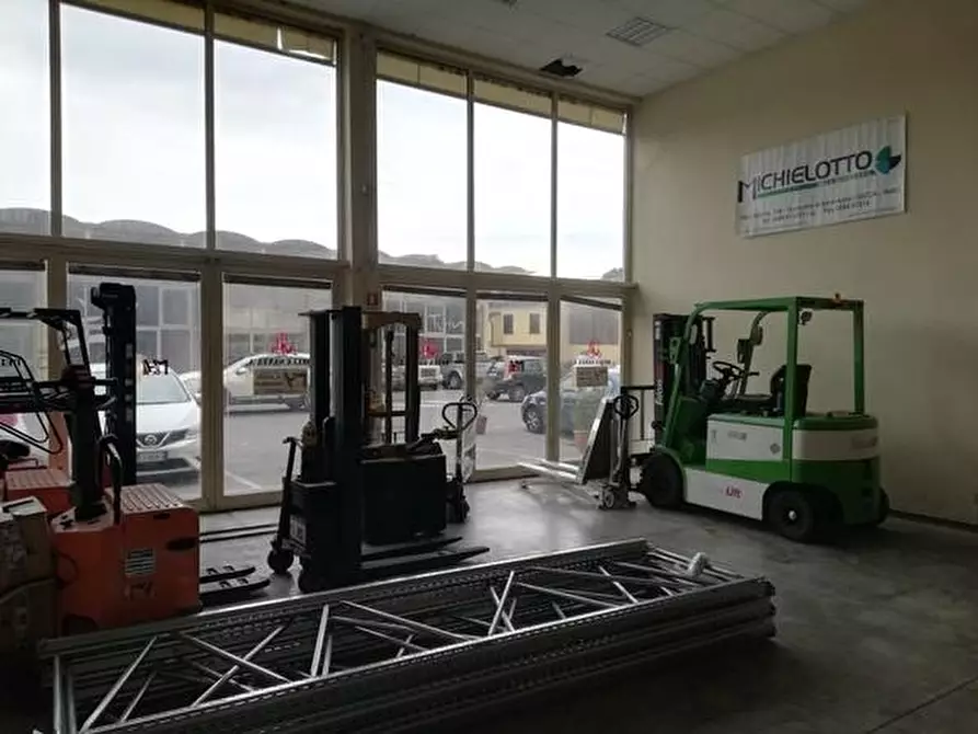 Immagine 4 di Locale commerciale in vendita  a Lucca