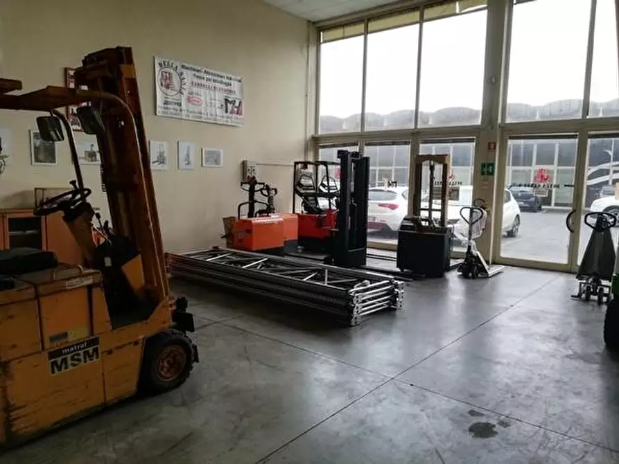 Immagine 3 di Locale commerciale in vendita  a Lucca