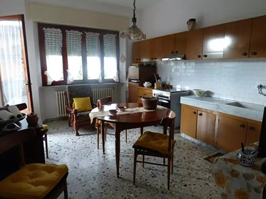 Immagine 3 di Villa in vendita  a Lucca