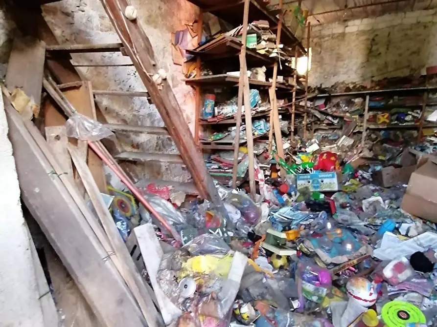 Immagine 3 di Deposito in vendita  a Lucca