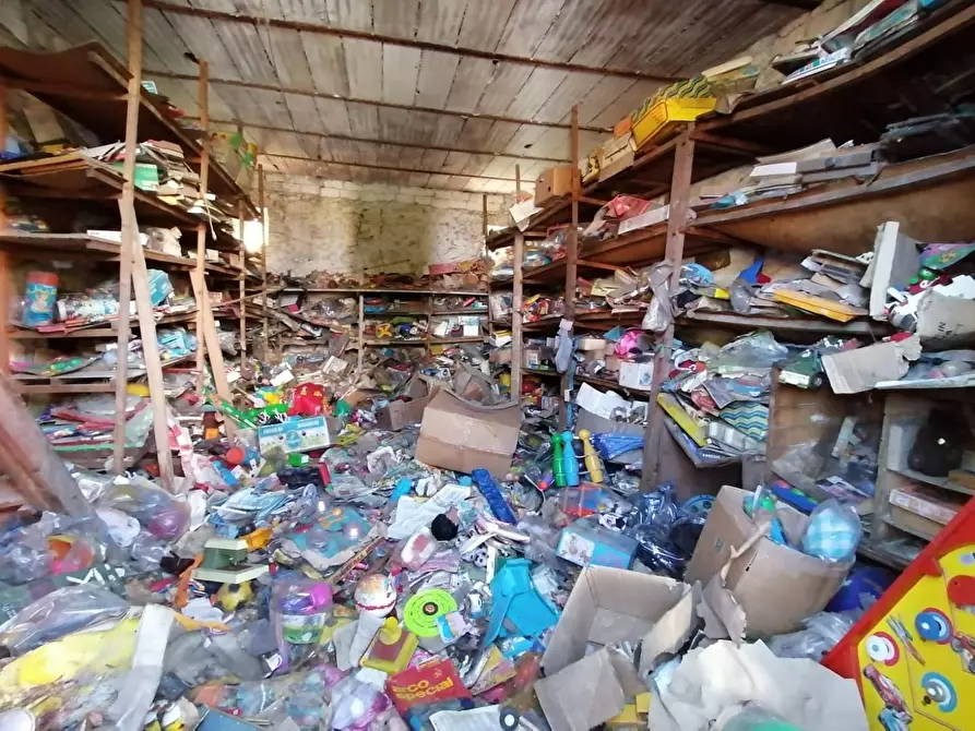 Immagine 2 di Deposito in vendita  a Lucca