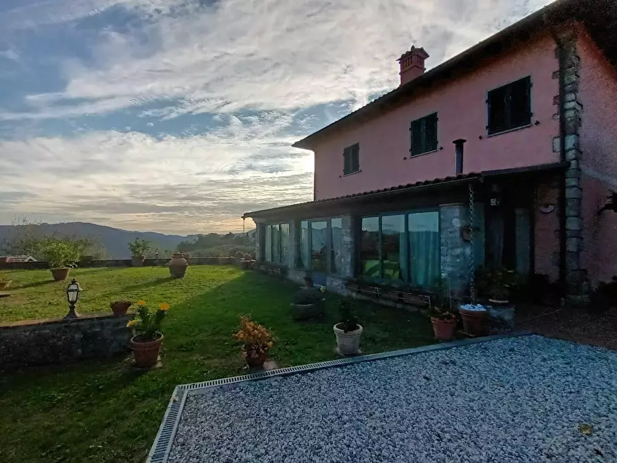 Immagine 6 di Villa in vendita  a Pescaglia