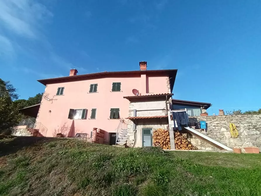 Immagine 3 di Villa in vendita  a Pescaglia