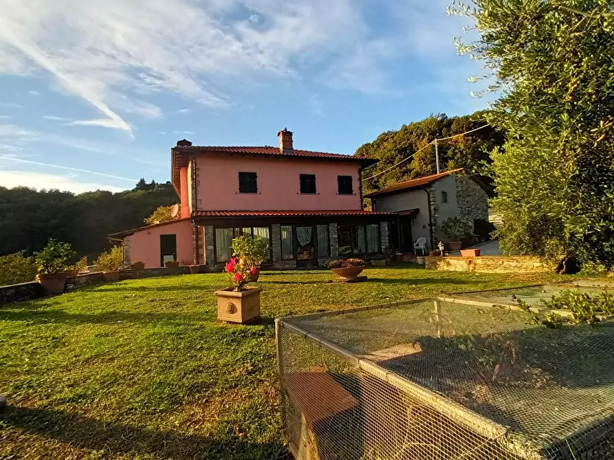 Immagine 1 di Villa in vendita  a Pescaglia