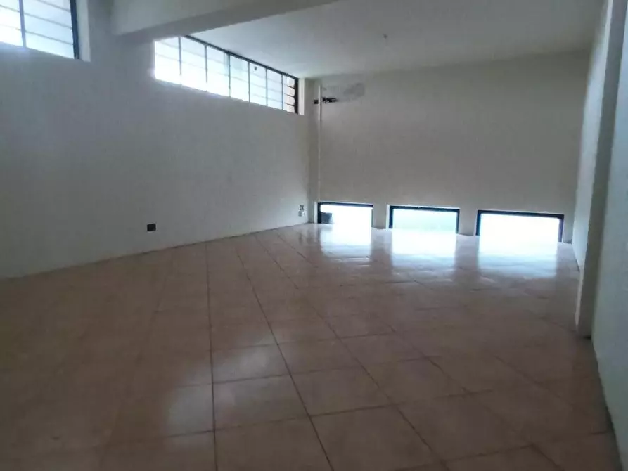 Immagine 3 di Locale commerciale in vendita  a Lucca