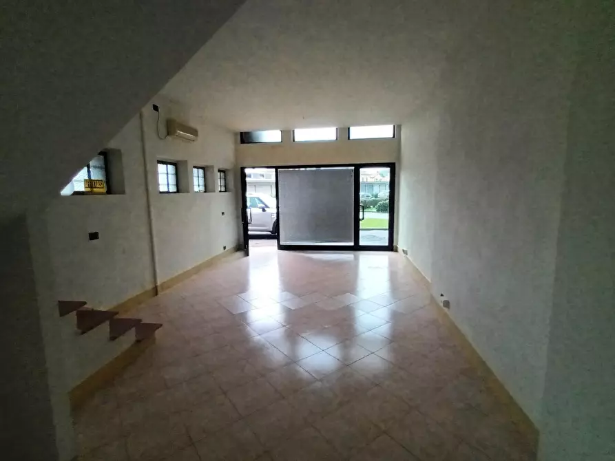 Immagine 9 di Locale commerciale in vendita  a Lucca